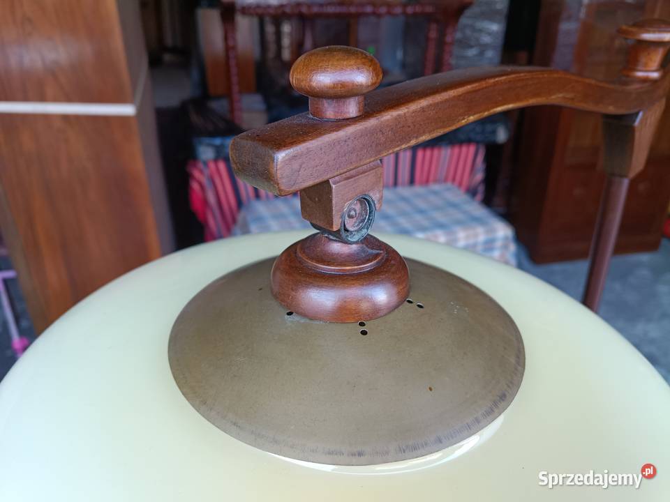 Lampa stojąca ze stolikiem bocznym w eleganckim wielkopolskie Suchorzew