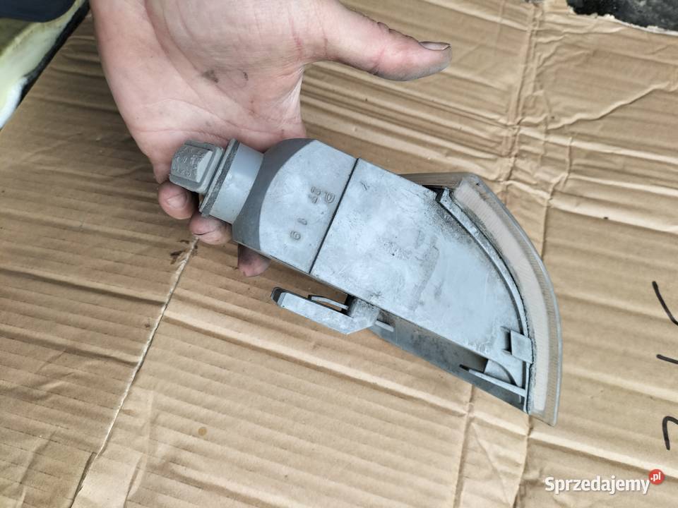 KIERUNKOWSKAZ MIGACZ PRAWY Citroen Xantia osobowe Kamień-Kolonia