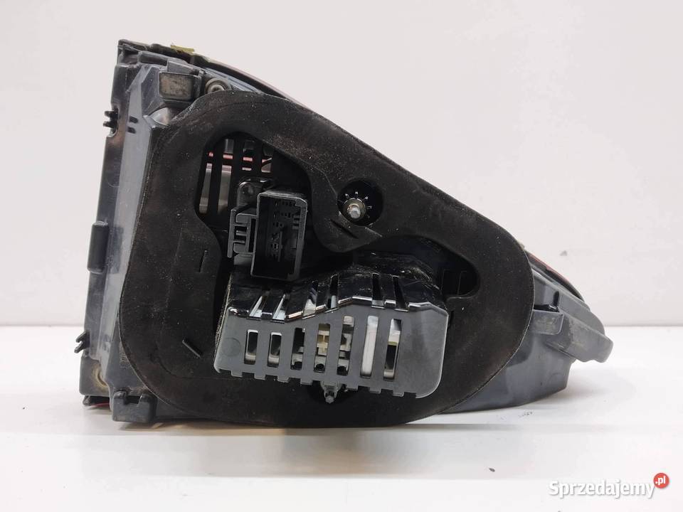 LAMPA TYŁ W KLAPĘ LEWA EUROPA LED 5TA945307B VW