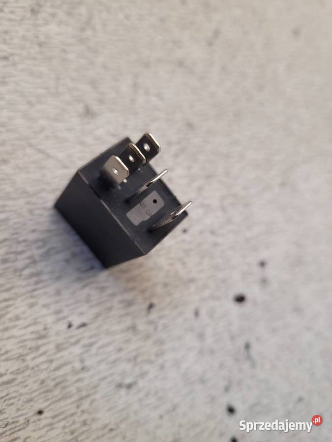 Przekaznik 12v załączający