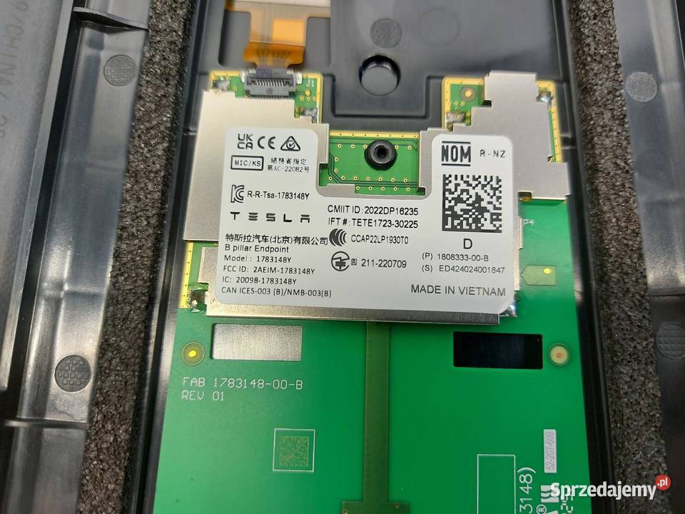 TESLA MODEL Y 2024r ZEWNĘTRZNA LISTWA SŁUPKA