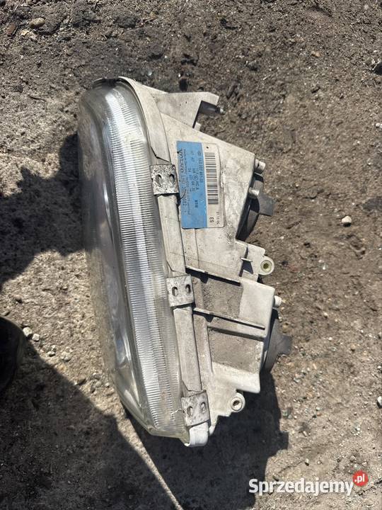 Lampa przód prawa Volvo v40 s40 I osobowe Lampy przednie