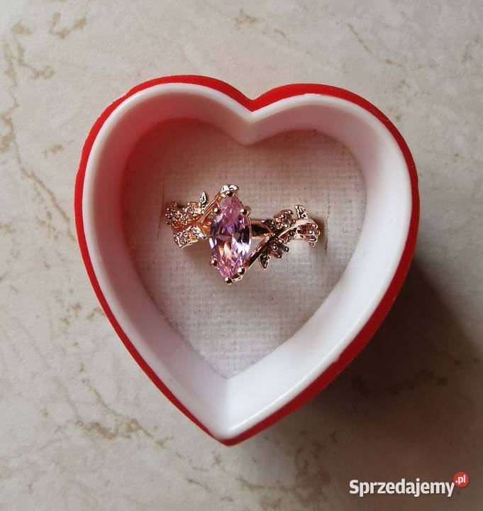 Komplet biżuterii pierścionek i kolczyki sprzedam