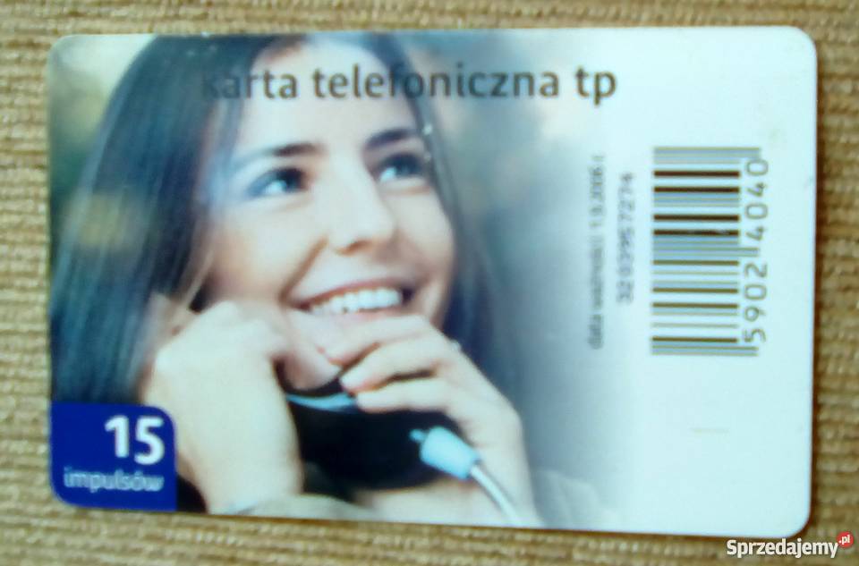 DZIEWCZYNA PODCZAS ROZMOWY ELEFONICZNEJ