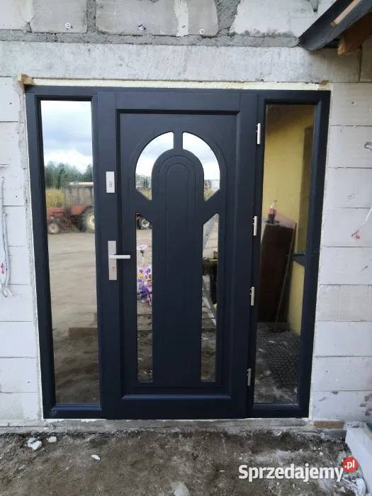DRZWI ZEWNĘTRZNE WYKONANE Z DREWNA STAŁA MONTAŻ