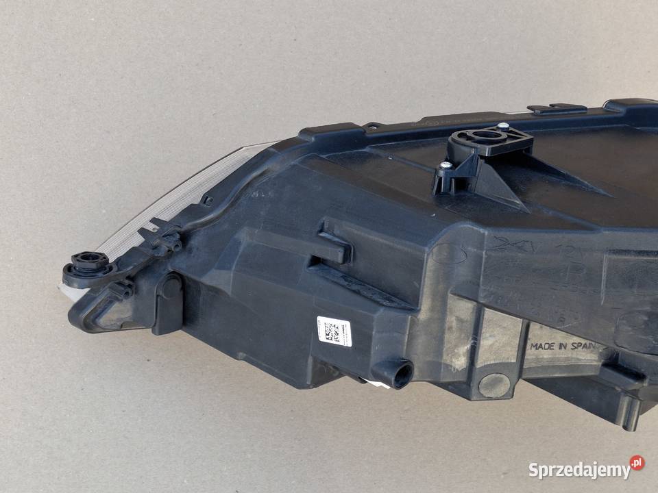 SEAT LEON III 3 LIFT REFLEKTOR PRAWY FULL LED Bieleń