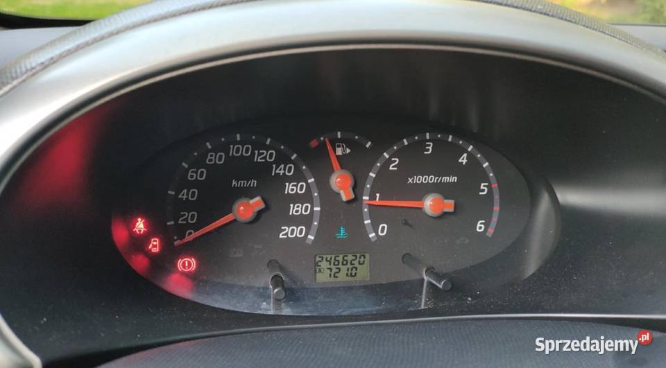 Nissan Micra 2005 Diesel Czerwony nieuszkodzony