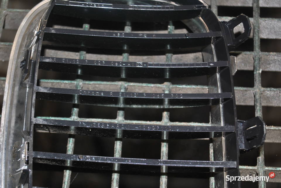 Kratka wlotu powietrza prawa strona BMW E60 E61 osobowe Poręba