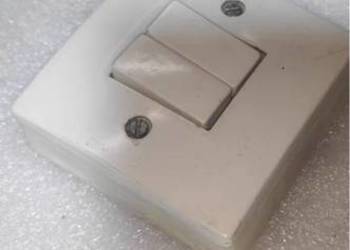 Bardzo ładny wyłącznik natynkowe (blok,wielką płyta) Bardzo ładny wyłącznik natynkowe (blok,wielką płyta)