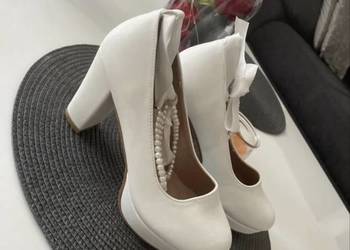 Nowe śliczne buty zdobione