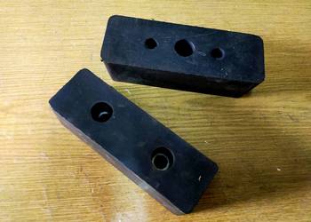 Odbojnik gumowy dojazdowy 150x53x45 dwa otwory faktura