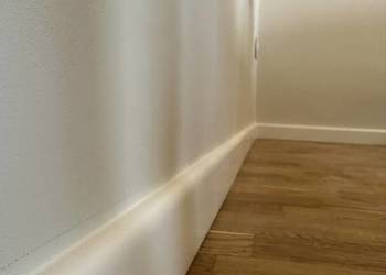 Montaż listew przypodłogowych, sztukaterii