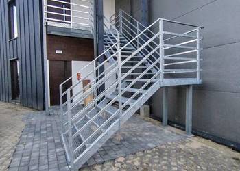Schody zewnętrzne metalowe z balkonem