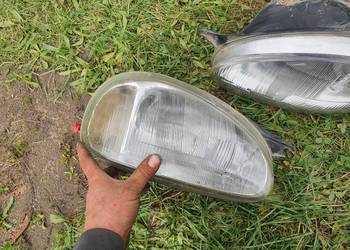 Lampa przednia prawa Valeo Opel Corsa B 93-00 urwany uchwyt