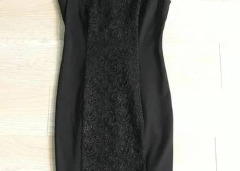 Piękna czarna sukienka z ozdobną wstawką
