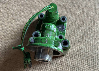 John Deere 6910 Korpus filtra oleju z Przełącznikiem ciśnienia R95850 RE21…