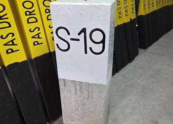 Słupek graniczny S-19, świadek pasa drogowego, granicznik