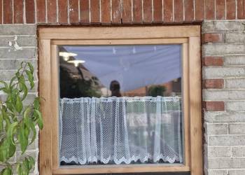 Okna drewniane, dwuszybowe, uchylne.