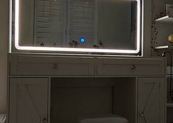 Toaletka z dużym podświetlanym lustrem