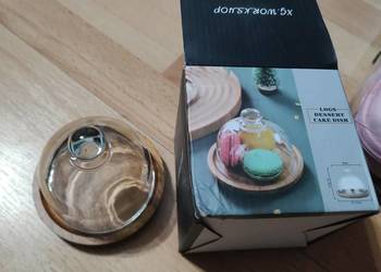 mała patera na desery z drewnianą podstawą i szklaną kopułą marki XG.Worksh