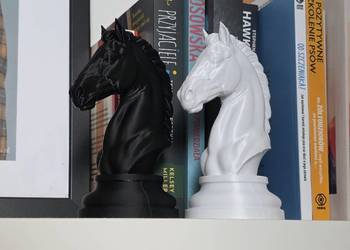 Zestaw figurki ozdobne szachowe koń skoczek dekoracja do domu wnętrza półkę