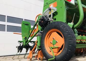 Korba próby kręconej regulacji docisku siewnika AMAZONE D8