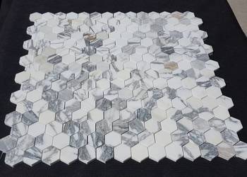 MOZAIKA KAMIENNA BIANCO RABESCATO HEXAGON PLASTRY MIODU