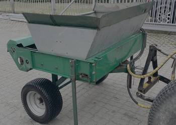 Piaskarka do boisk i pól golfowych Cushman TD1500 Top Dresser