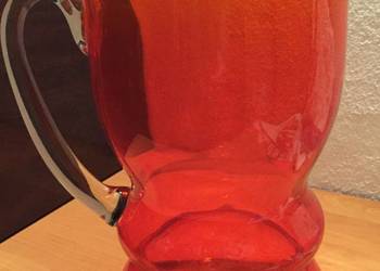 Piękny czerwony szklany kufel.