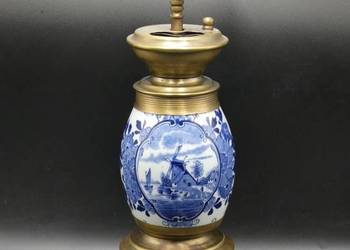Piękny młynek do kawy, porcelana i mosiądz, sygnowany