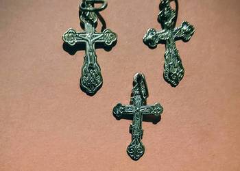 Zestaw trzech srebrnych krzyżyków próby 925.