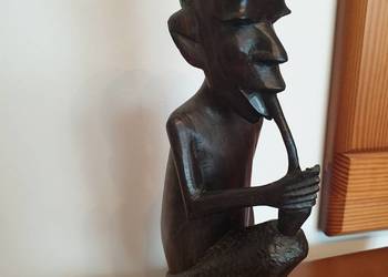 Figurka z drewna egzotycznego mężczyzna z fajką wys 31 cm