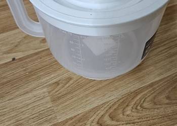 135. Plastikowy dzbanek do miksowania z pokrywką, uchwytem i miarką.
