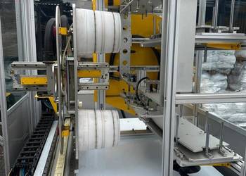 IML robot do etykietowania w formie
