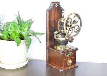 drewniany MŁYNEK do kawy żeliwny z kołem