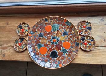 Talerz z podstawkami z kamyków