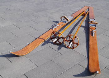 Stare narty drewniane 172 cm z kijkami