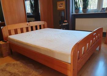 Łóżko sosnowe z materacem
