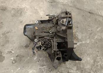 Skrzynia biegow renault 1.5 dci k9k rozrusznik z tylu.