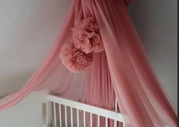 Baldachim z pomponami