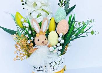Stroik wielkanocny z uroczym zajączkiem – idealna dekoracja świąteczna