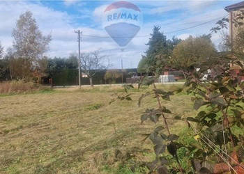 Działka przy głównej drodze.