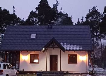 Nowy dom nad jeziorem przy lesie