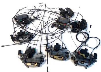 CHRYSLER VOYAGER zamek drzwi tylnych z dociągiem elektrycznych 01-07r