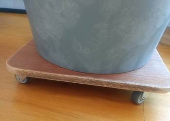 Podstawka pod doniczkę z kółkami