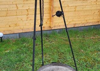 Grill ogrodowy z podwieszanym rusztem.