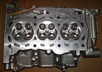 Głowica silnika na stolik z blok silnika NOWA głowica Toyota