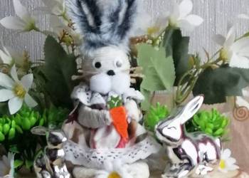 Stroik świąteczny wielkanocny z srebrnymi zajączkami. Dekoracja świąteczna