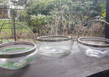 Trzy stare misy ze stalowymi uchwytami Trzy stare misy ze stalowymi uchwytami