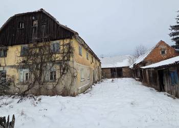Dom z zabudowaniami gospodarczymi do kapitalnego remontu